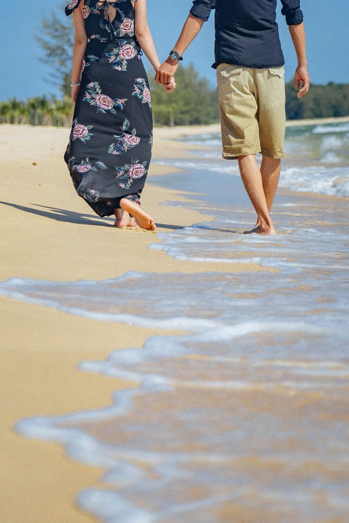 A piedi nudi sulla battigia: il gesto più semplice per riequilibrare corpo e mente.